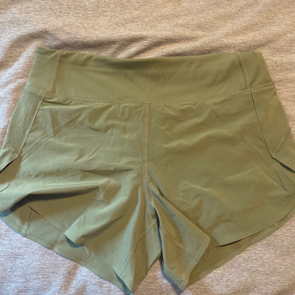 Athleta Run With It 4.5” short NWOT